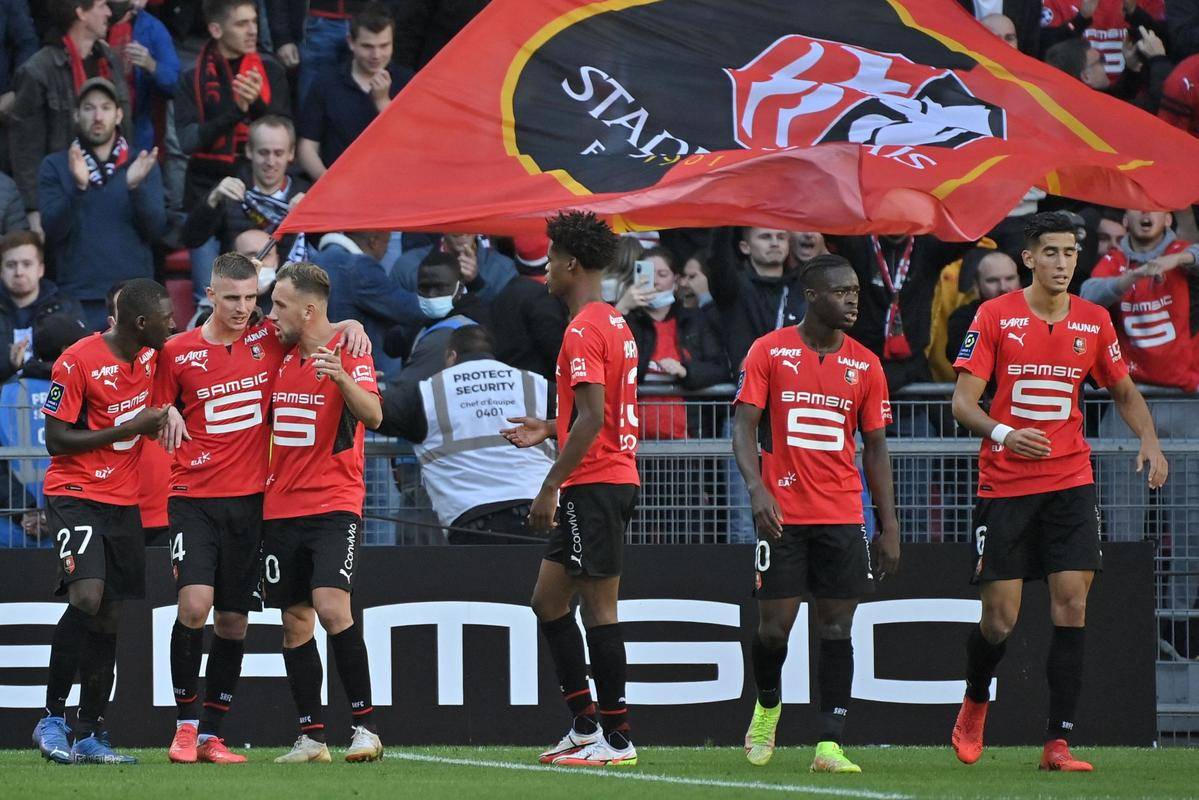 窗口期曼联备战法甲；状态回暖细节曝光；球迷炸锅；团队化学反应显著